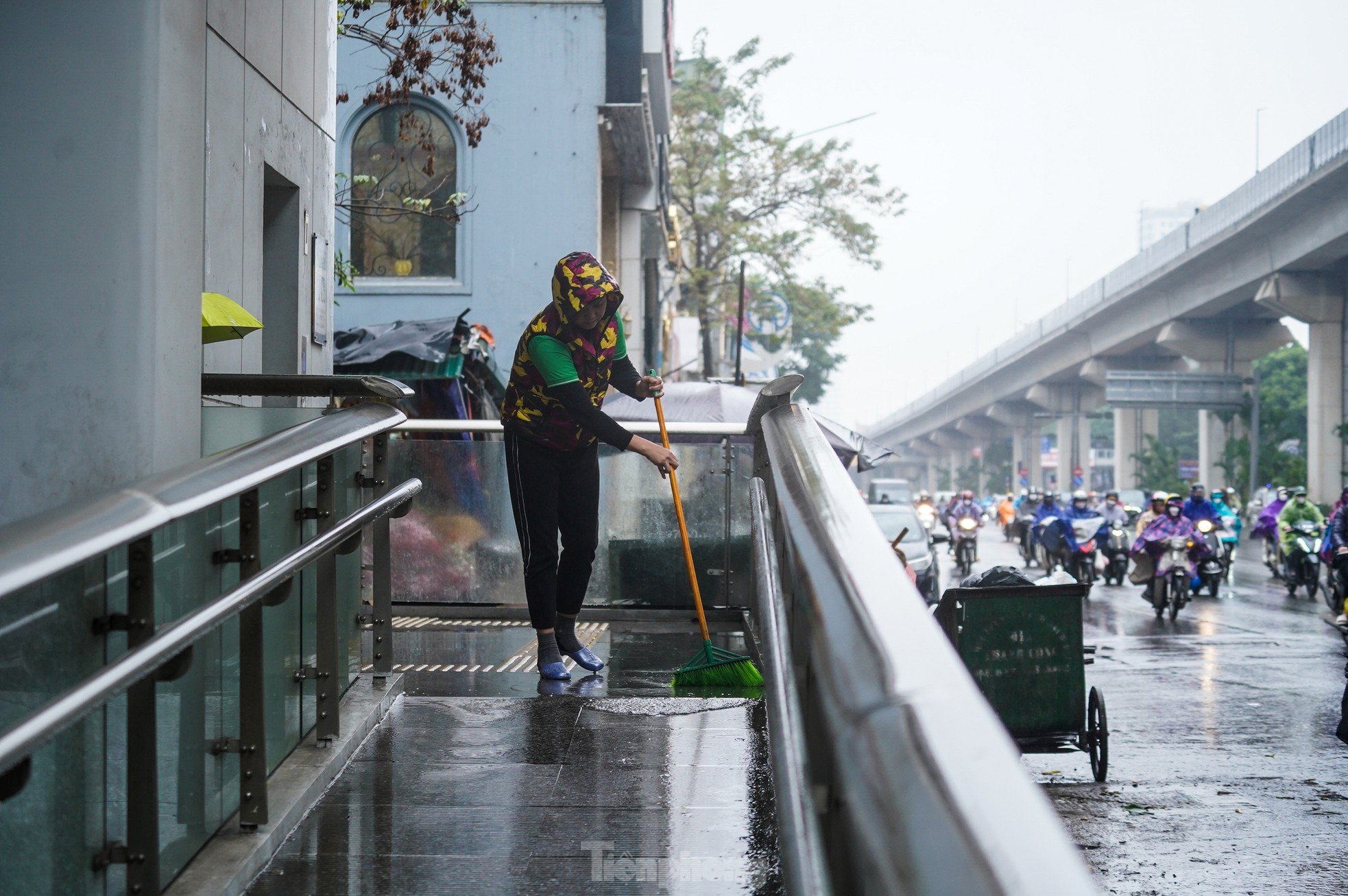 El clima húmedo, brumoso y lluvioso provoca caos en el tráfico en Hanoi (foto 15)