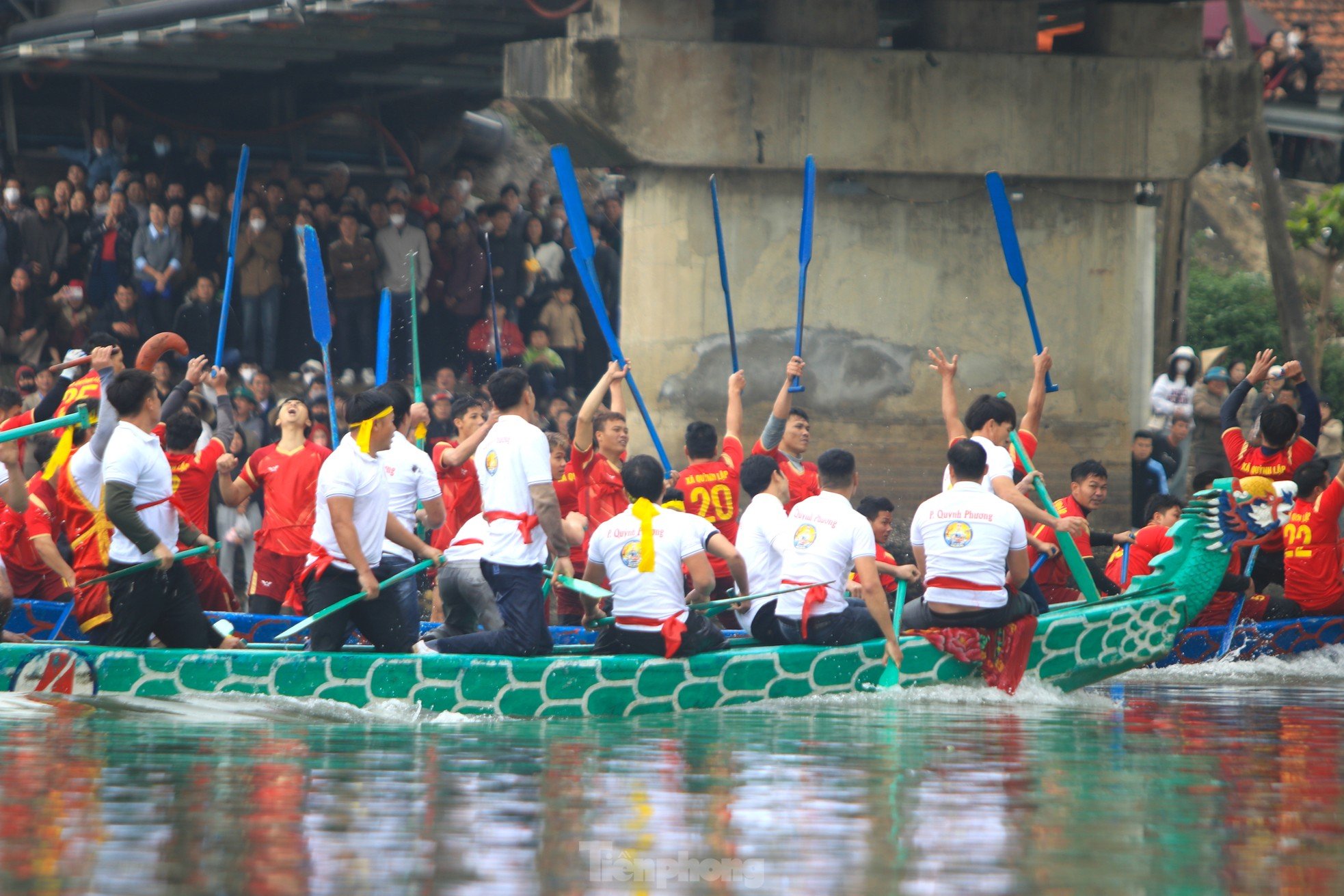 Decenas de miles de personas se encontraban en la orilla del río animando la singular carrera de botes dragón. Foto 20