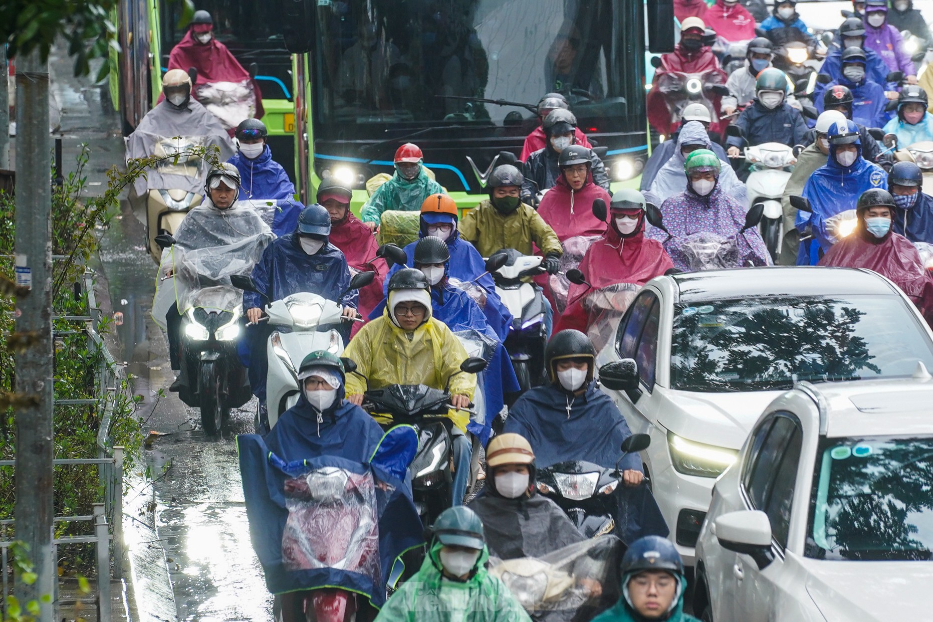 El clima húmedo, brumoso y lluvioso provoca caos en el tráfico en Hanoi (foto 5)