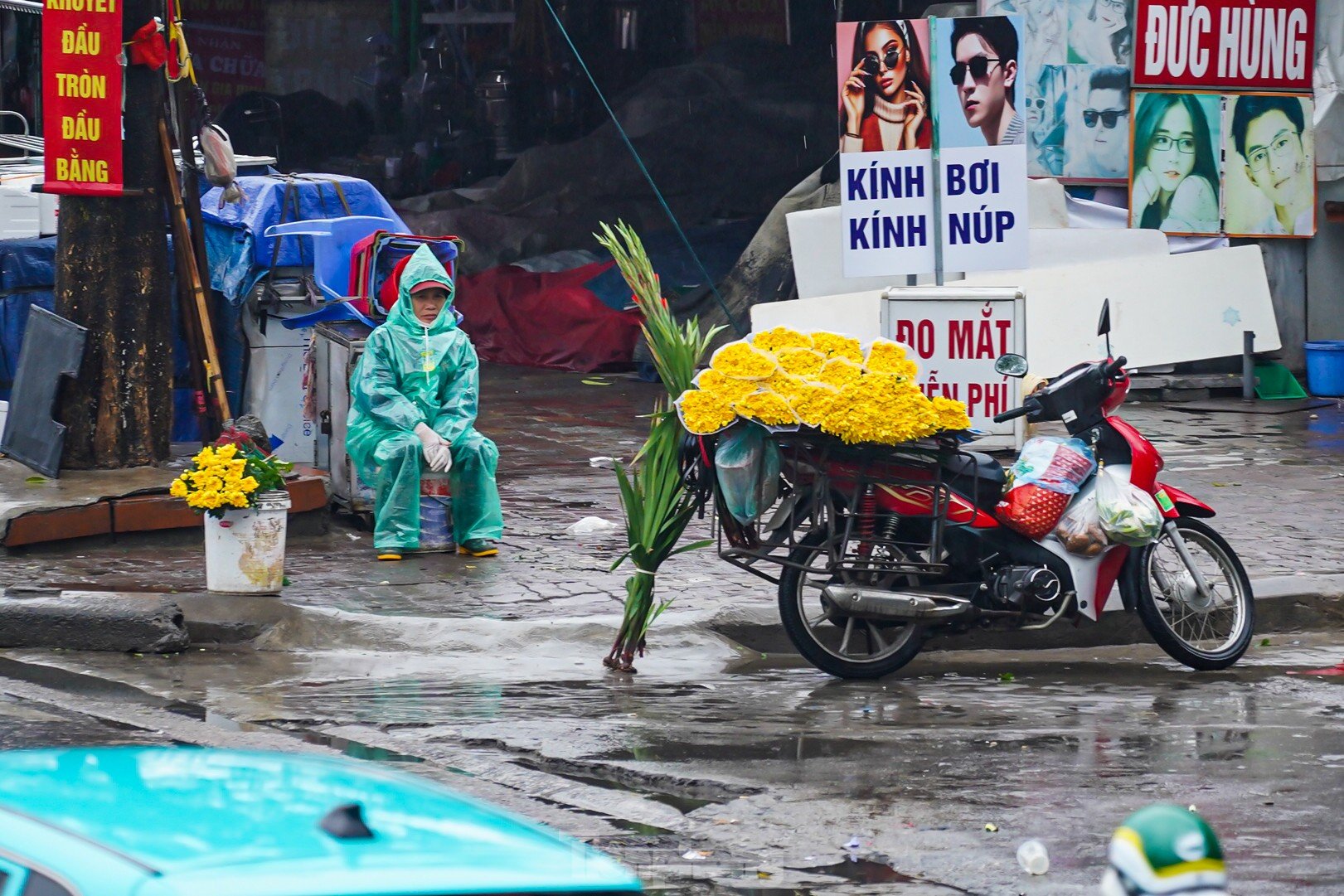 Nồm ẩm, trời mù kèm mưa khiến giao thông Hà Nội rối loạn ảnh 14