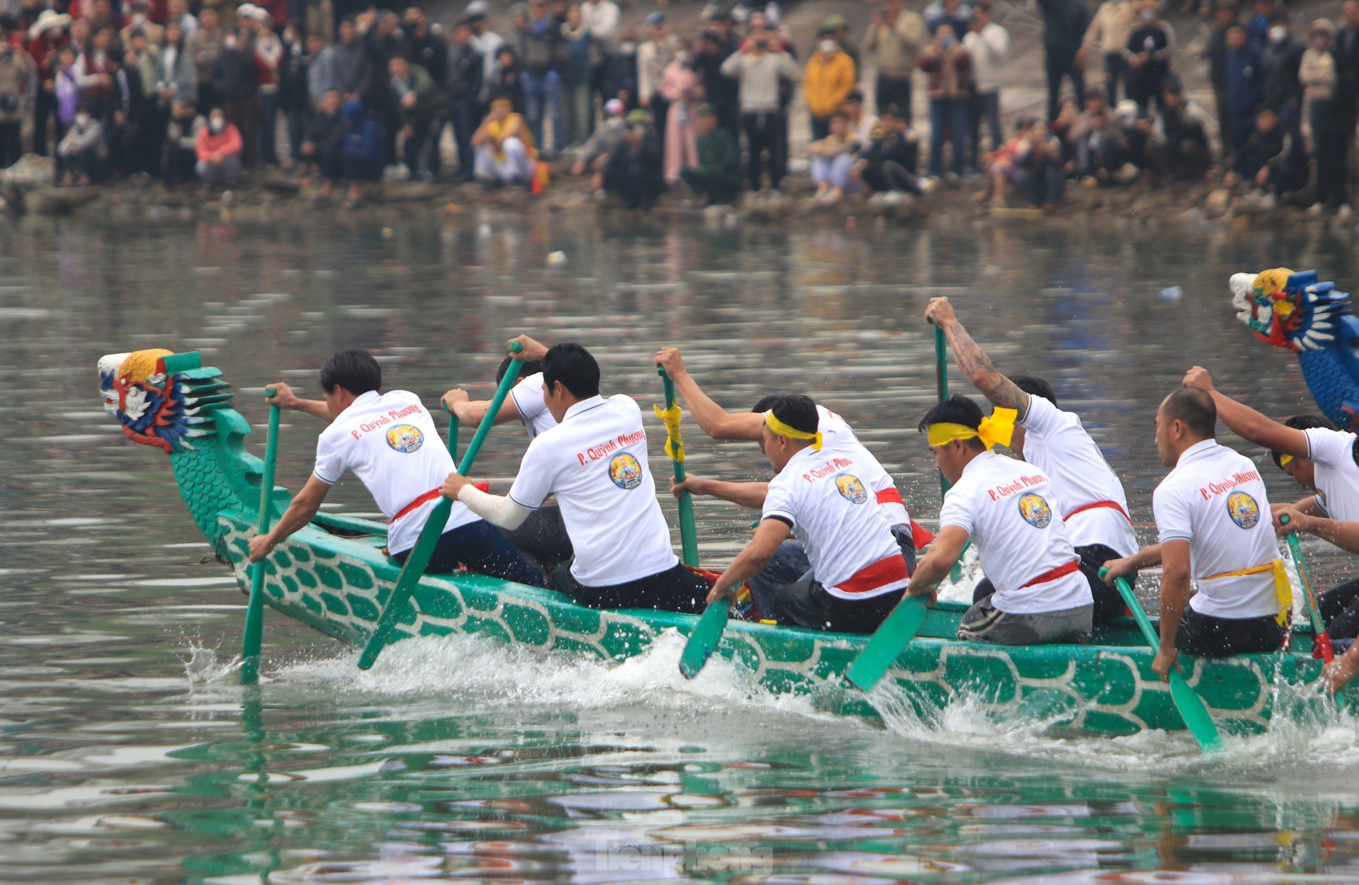 Decenas de miles de personas se encontraban en la orilla del río animando la singular carrera de botes dragón. Foto 19