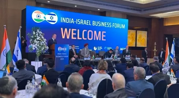 Bộ trưởng Kinh tế Israel Nir Barkat phát biểu tại Diễn đàn kinh doanh Ấn Độ-Israel ở New Delhi, tháng 2//2025. (Nguồn: Bộ Kinh tế Israel)