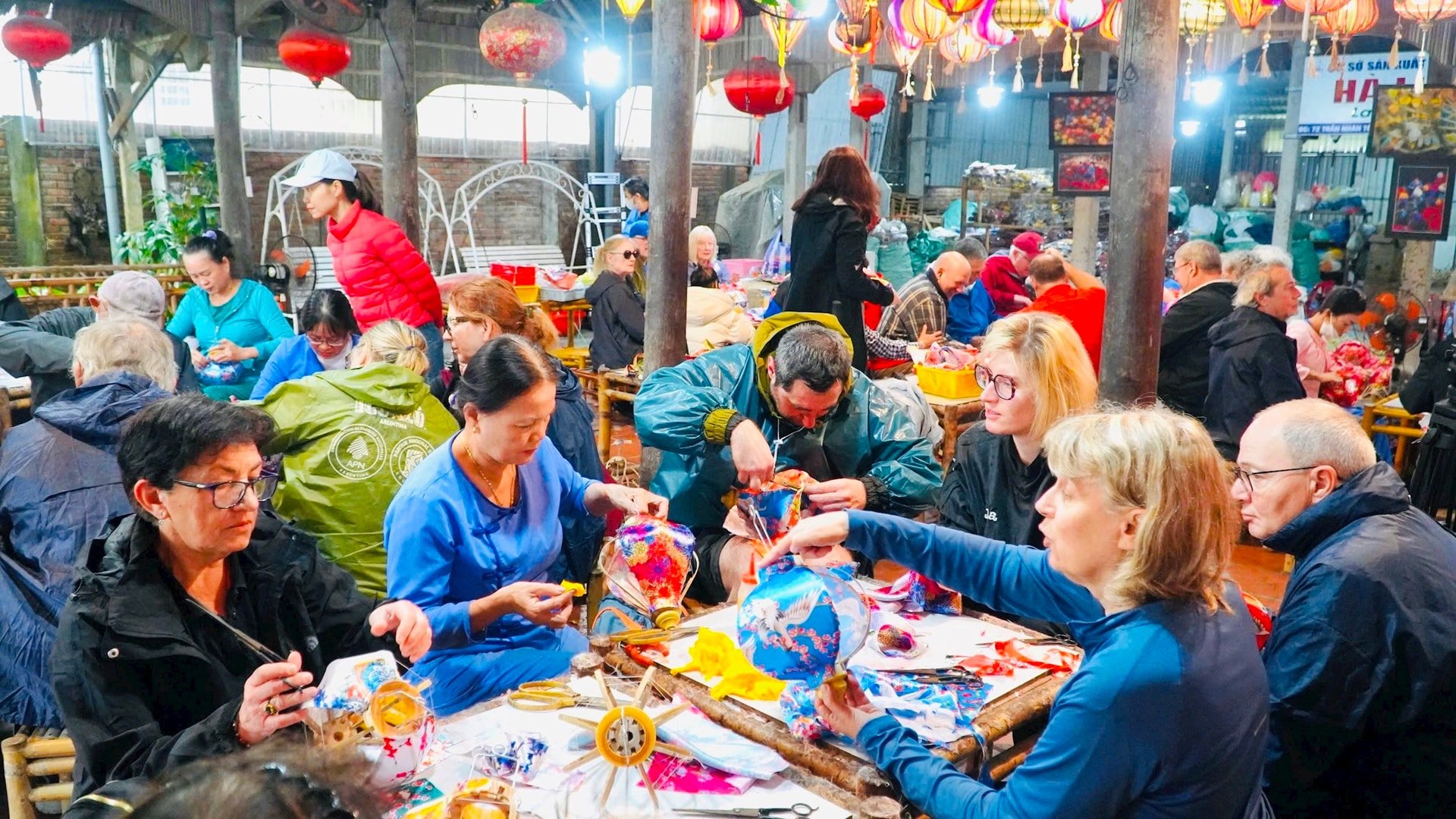 About Hoi An to experience cooking and lantern making