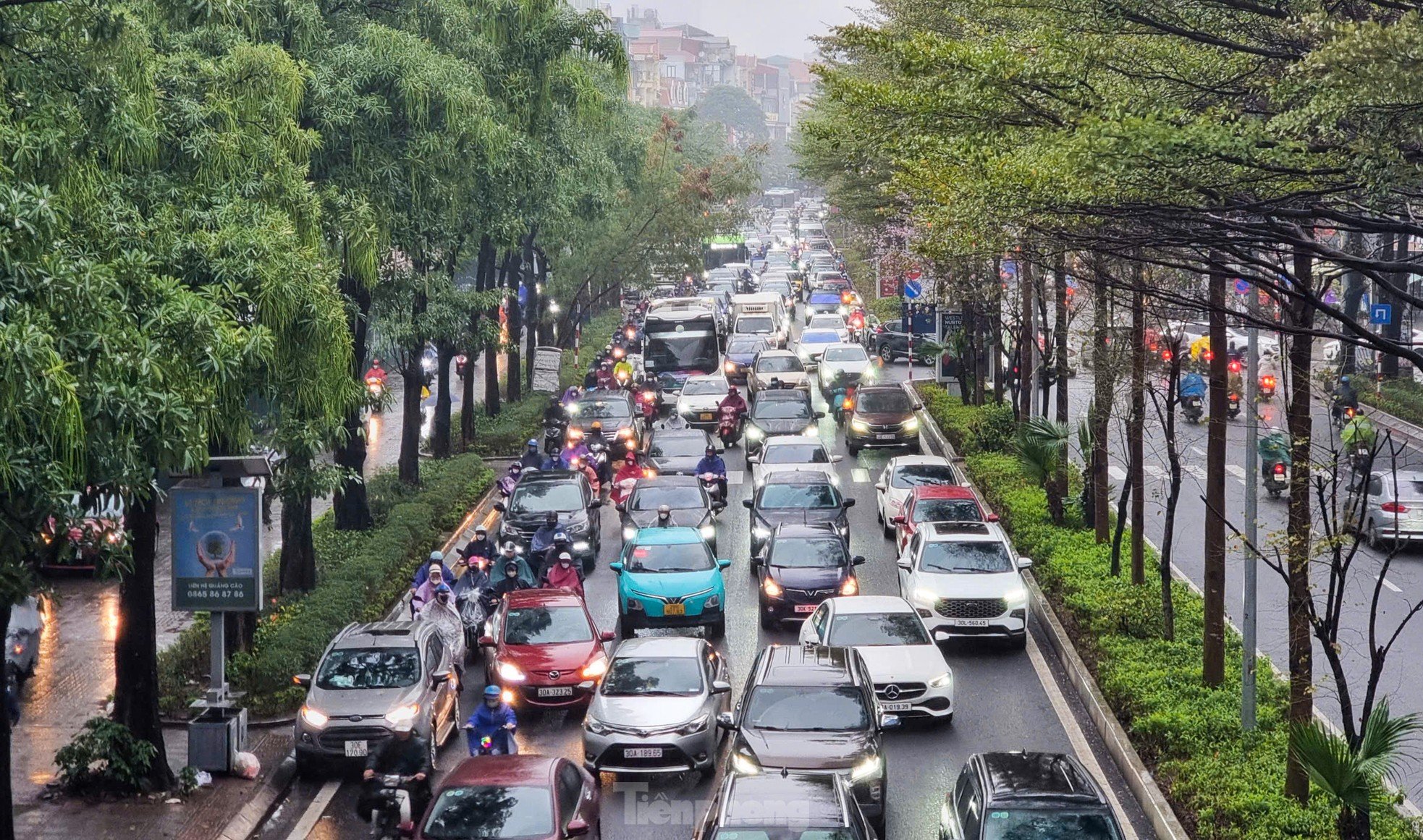 El clima húmedo, brumoso y lluvioso provoca caos en el tráfico en Hanoi (foto 10)