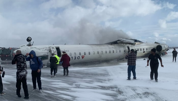 トロント空港着陸時に飛行機が横転、15人負傷