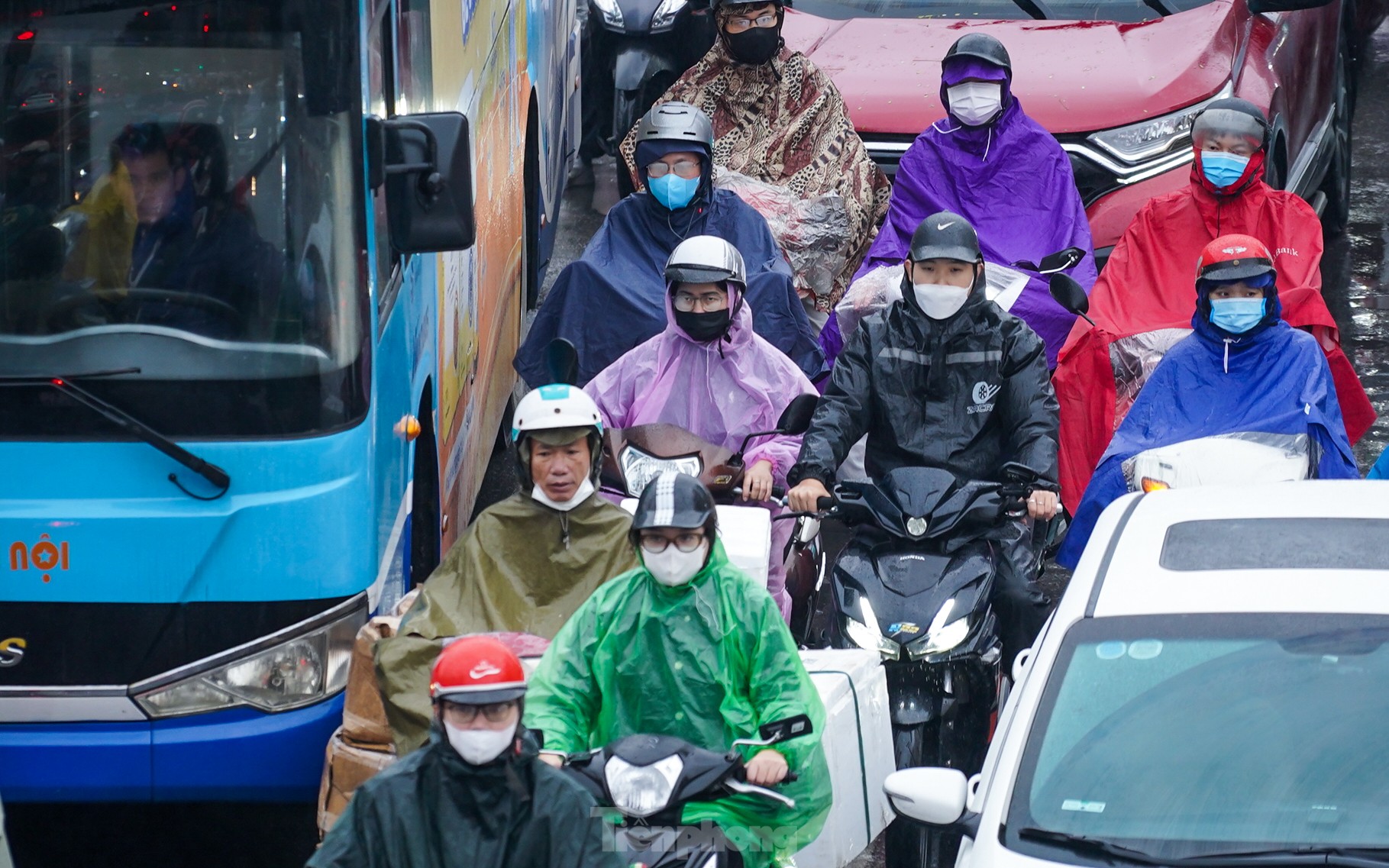 El clima húmedo, brumoso y lluvioso provoca caos en el tráfico en Hanoi foto 1