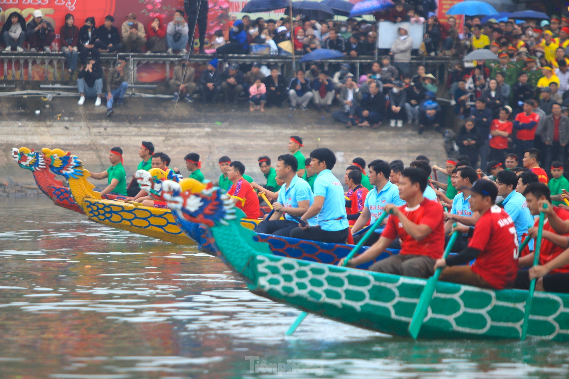 Decenas de miles de personas se encontraban en la orilla del río animando la singular carrera de botes dragón. Foto 5