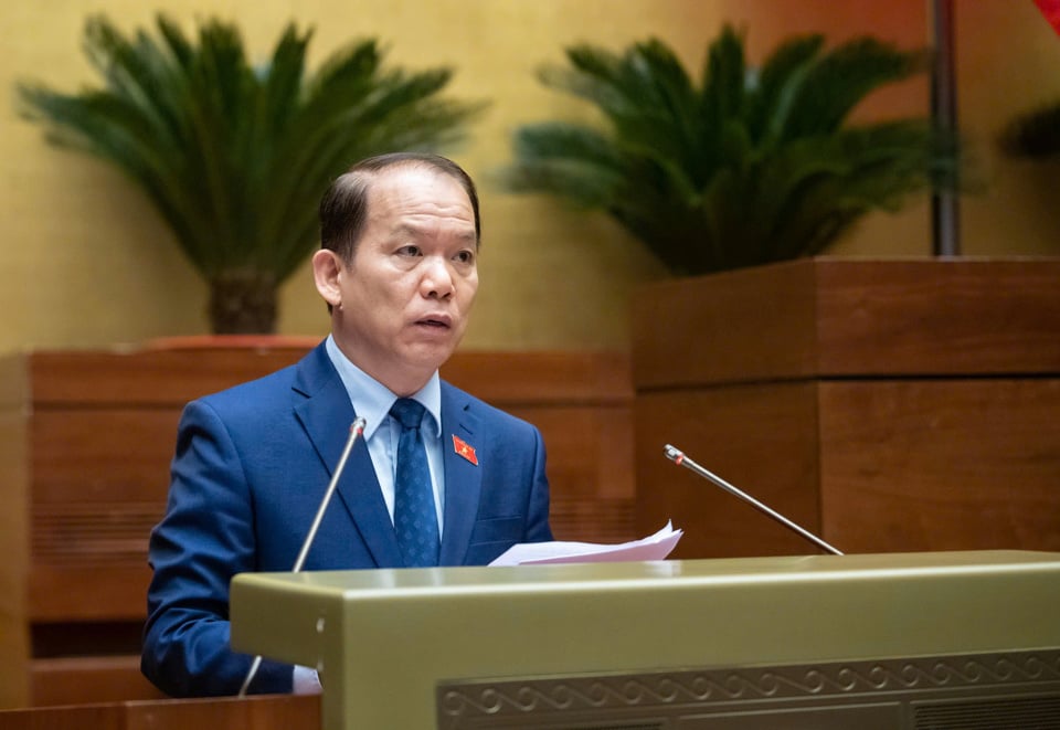 Chairman of the National Assembly's Law Committee Hoang Thanh Tung presented a report explaining, accepting and revising the Draft Law - Photo: Media.quochoi.vn