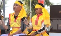 Un niño de 9 años toca el tambor en el Festival del Templo