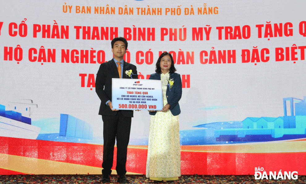 Representatives of Thanh Binh Phu My Joint Stock Company donated 500 million VND to poor households in Hoa Ninh commune. Photo: TRONG HUNG