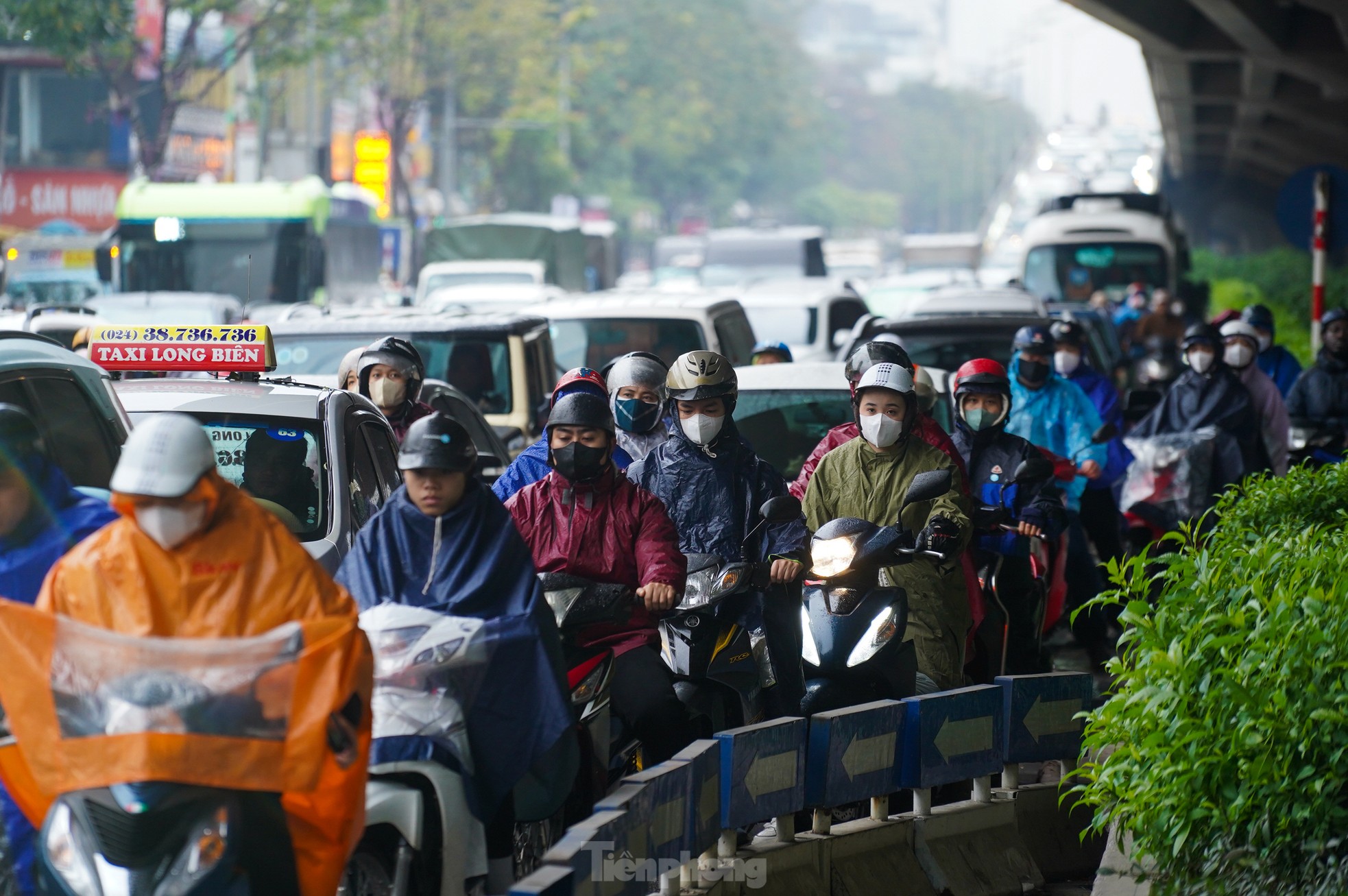 El clima húmedo, brumoso y lluvioso provoca caos en el tráfico en Hanoi (foto 12)