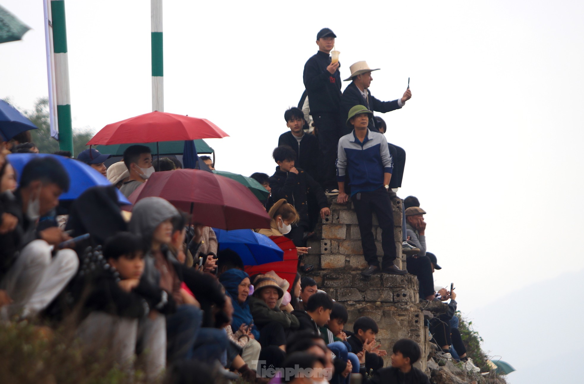 Decenas de miles de personas se encontraban en la orilla del río animando la singular carrera de botes dragón. Foto 9