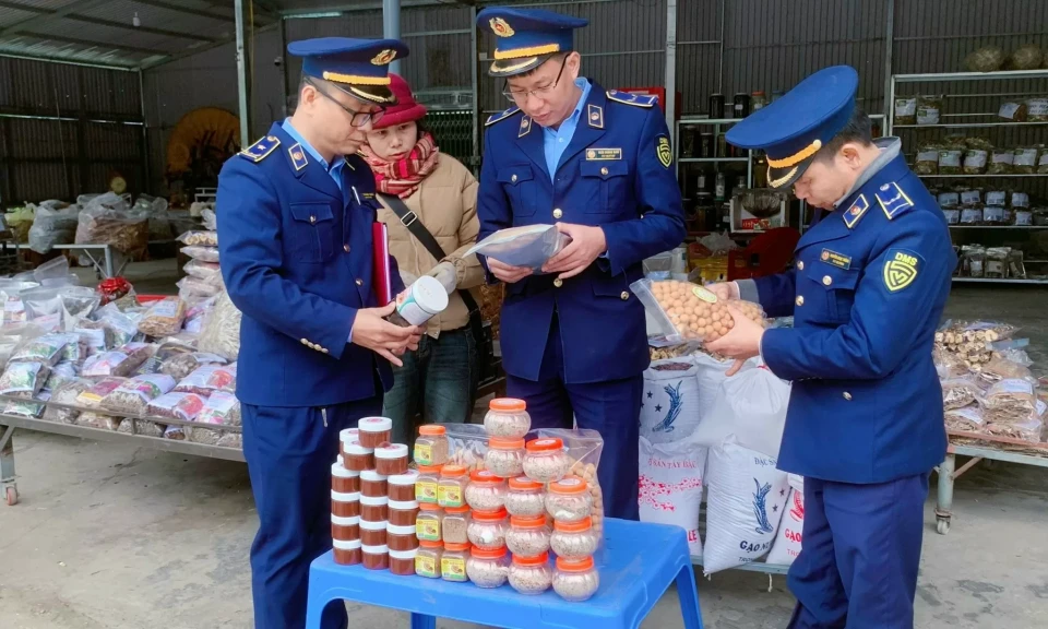 La direction du marché a inspecté 9 902 caisses pendant le Têt à Ty