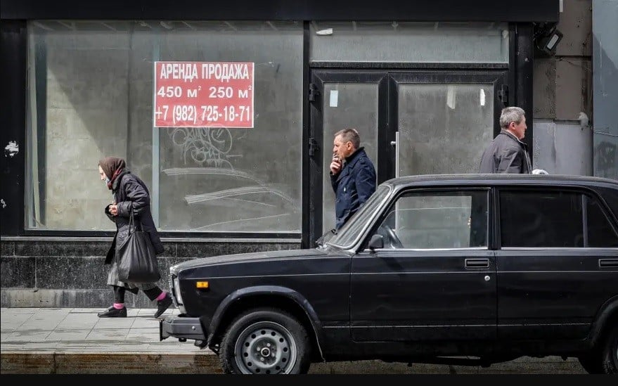 Người dân đi qua những cửa hàng đóng cửa ở Moscow, Nga. Gần 3 tháng sau cuộc xung đột với Ukraine, Nga trở thành quốc gia bị trừng phạt nhiều nhất trên thế giới. Gần 1.000 thương hiệu nước ngoài đã ngừng hoạt động tại thị trường này. Tuần qua, cuộc “di cư