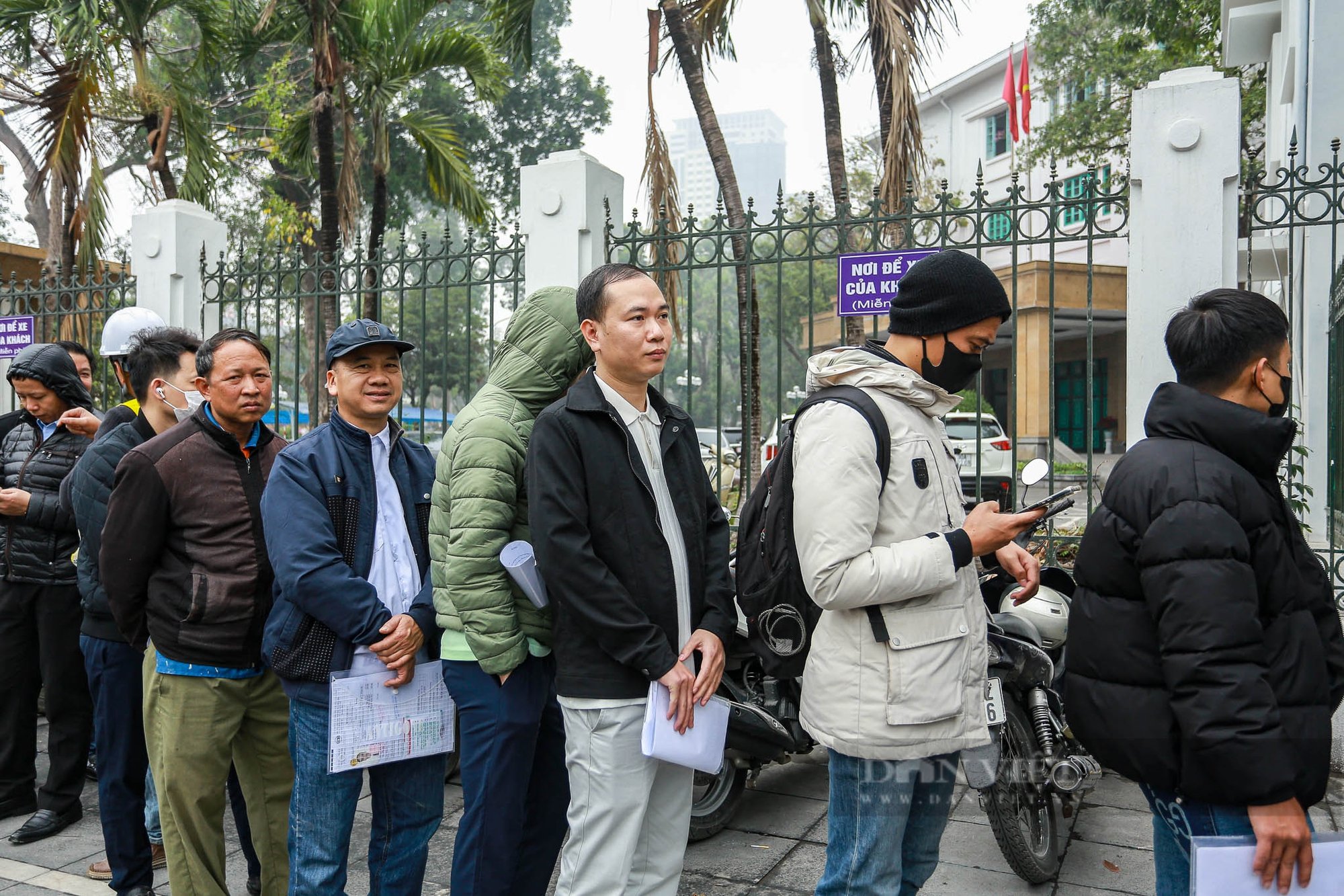 “Đội mưa” xếp hàng dài nhiều giờ đồng hồ chưa được cấp đổi giấy phép lái xe ở Hà Nội- Ảnh 6.