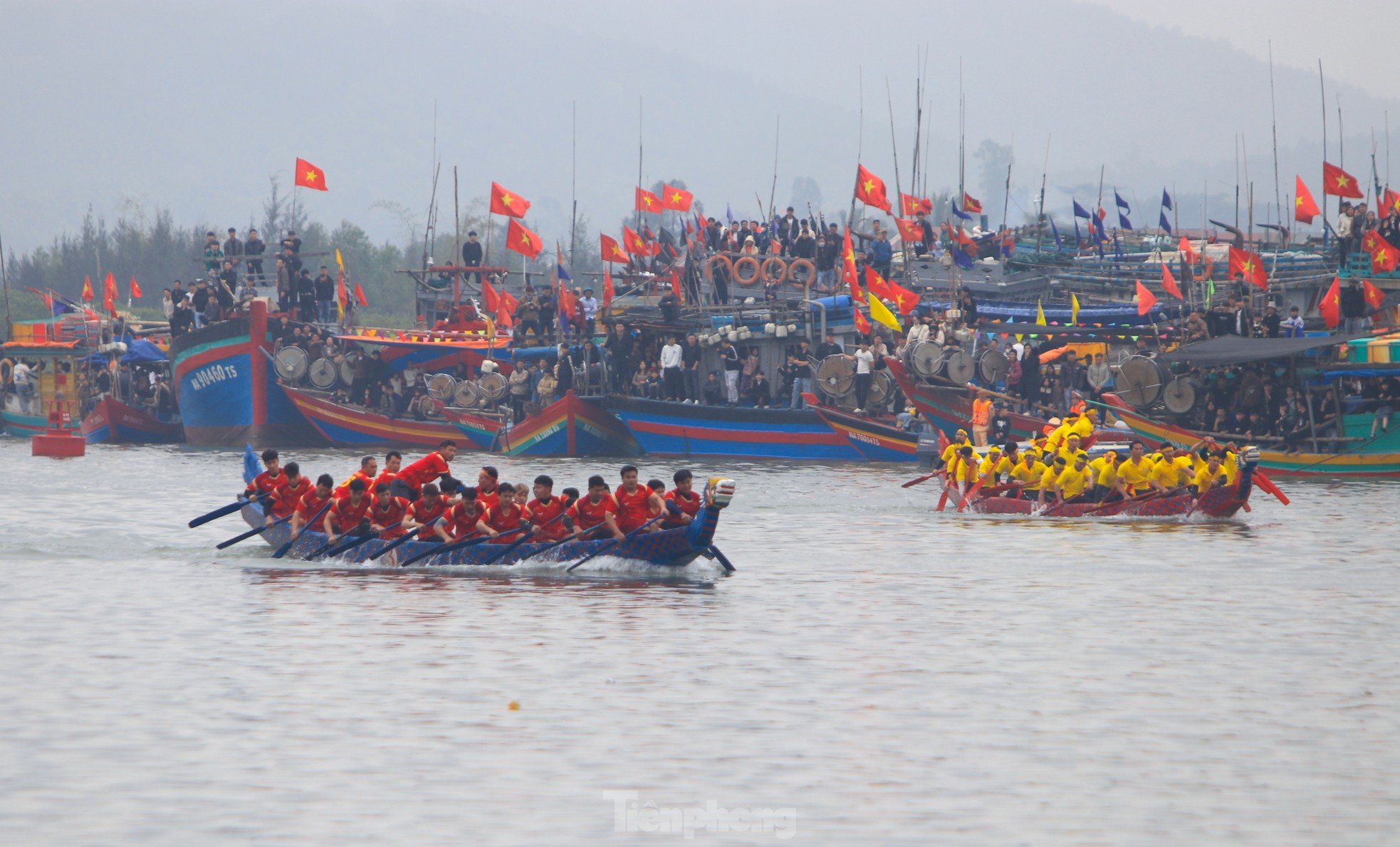 Decenas de miles de personas se encontraban en la orilla del río animando la singular carrera de botes dragón. Foto 3