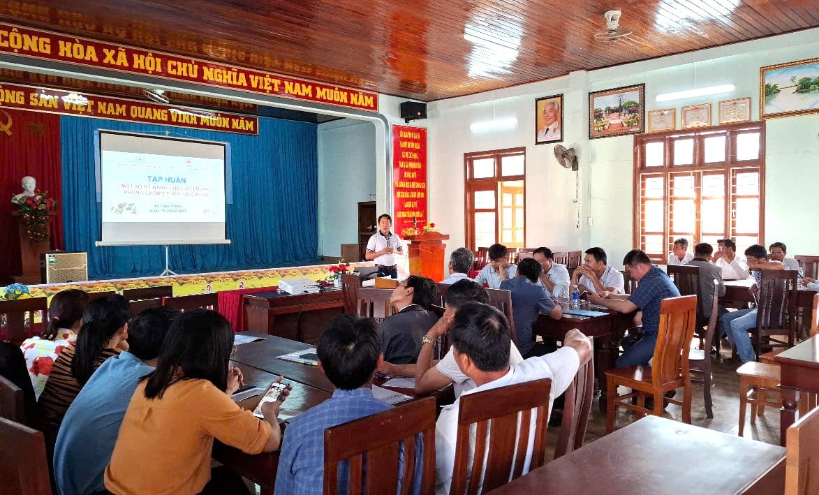 Training on knowledge and skills of disaster prevention and control for the disaster prevention and control shock force of Trieu Trach commune