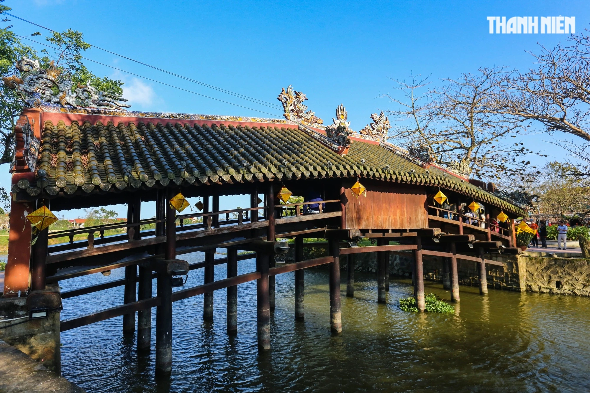 Visitez Hue pour découvrir le pont couvert vieux de plusieurs centaines d'années et profiter du paysage paisible de la campagne