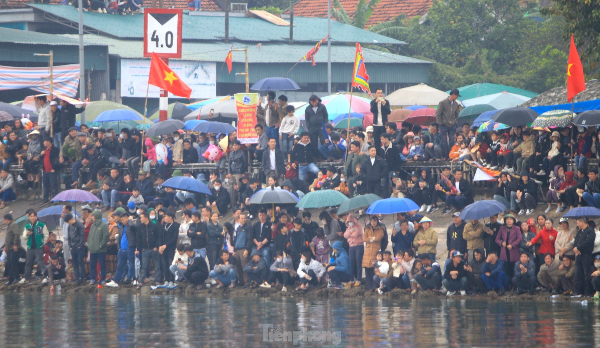 Decenas de miles de personas se encontraban en la orilla del río animando la singular carrera de botes dragón. Foto 11