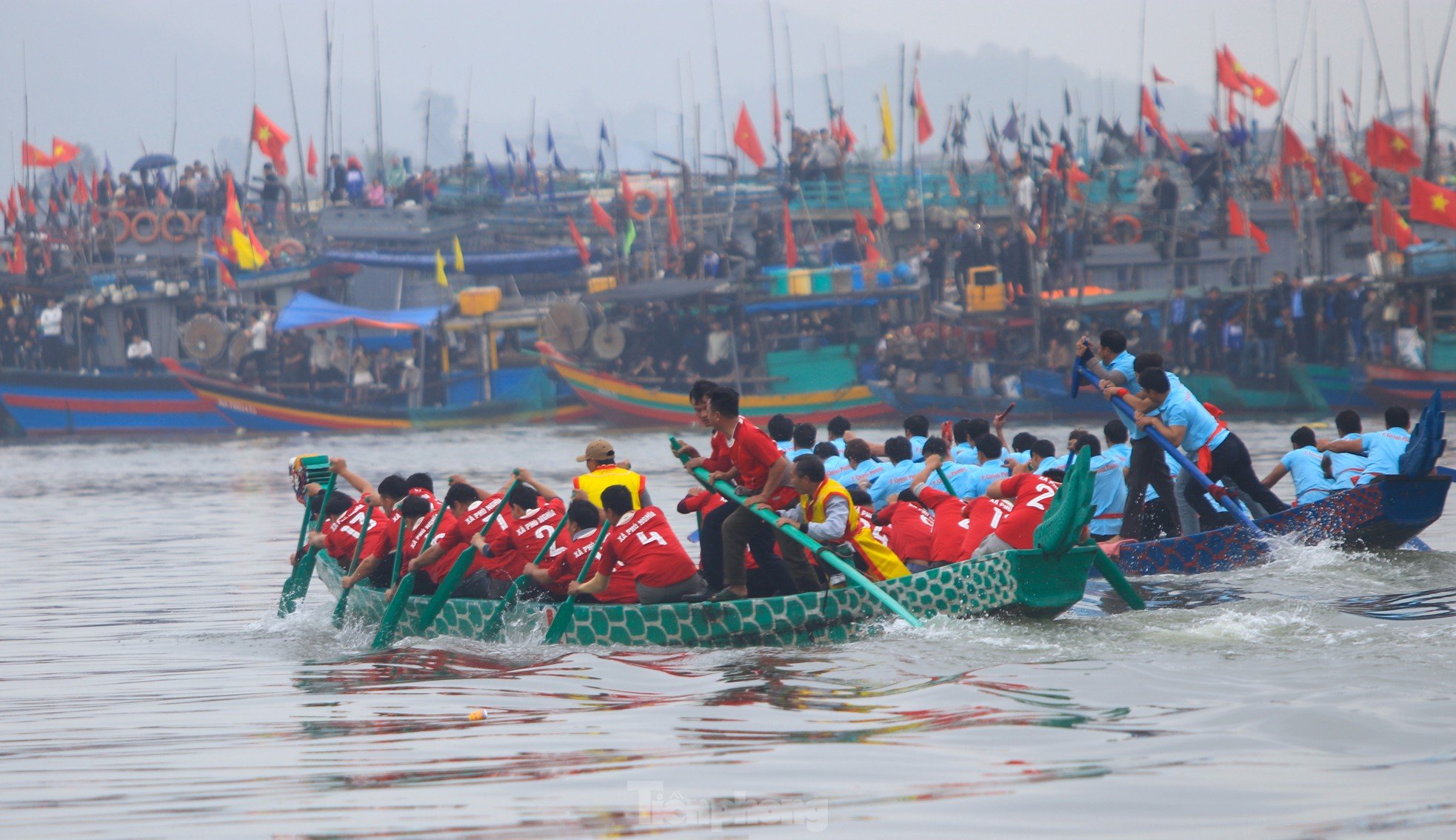 Decenas de miles de personas se encontraban en la orilla del río animando la singular carrera de botes dragón. Foto 15