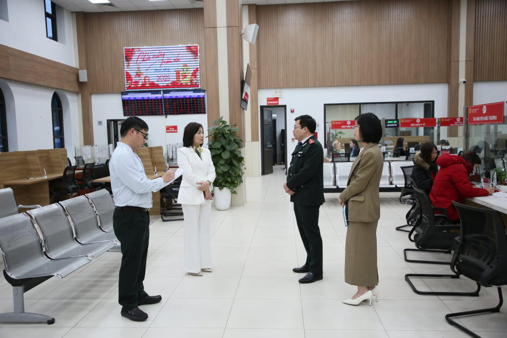 L'équipe d'inspection des services publics du Département provincial des affaires intérieures a soudainement inspecté les activités de la succursale du Centre de services de l'administration publique de la ville d'Ha Long. Photo : Song Ha