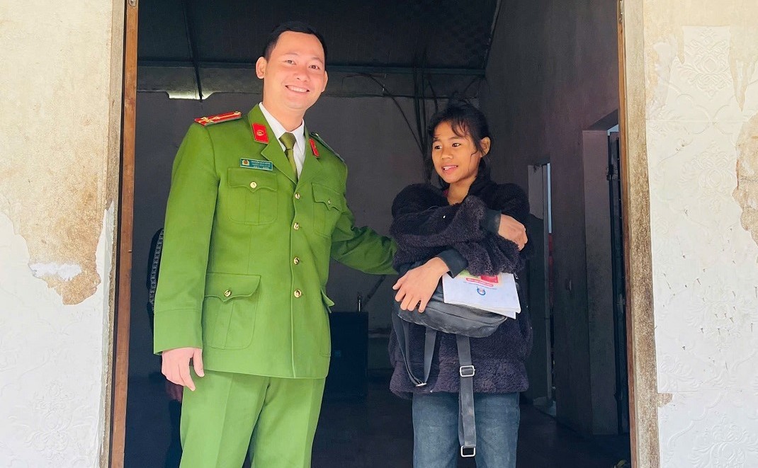 Durch Wälder und Berge, um die Schüler zurück zur Schule zu bringen Foto 11