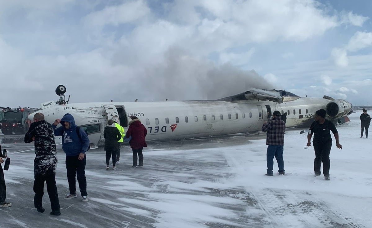 토론토 공항 착륙 중 비행기 추락 15명 부상 사진 1