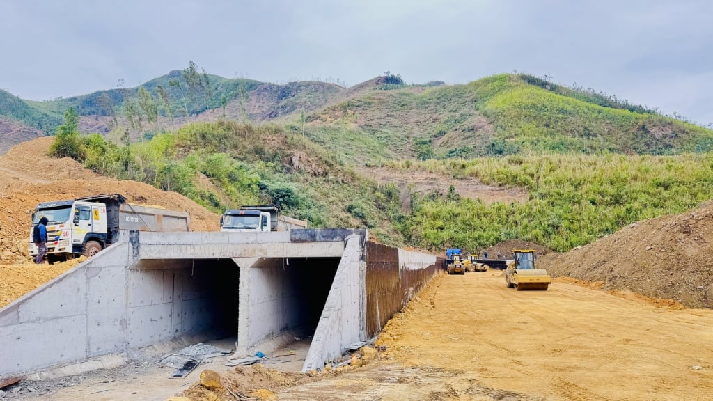 Entrepreneur construisant un ponceau-caisson à l'emplacement Km2+619 du projet de rénovation et de modernisation de la route nationale 279.