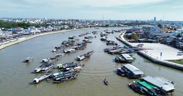 Vérification de l'escale, bateau touristique du marché flottant de Cai Rang après que de nombreux touristes soient tombés dans la rivière