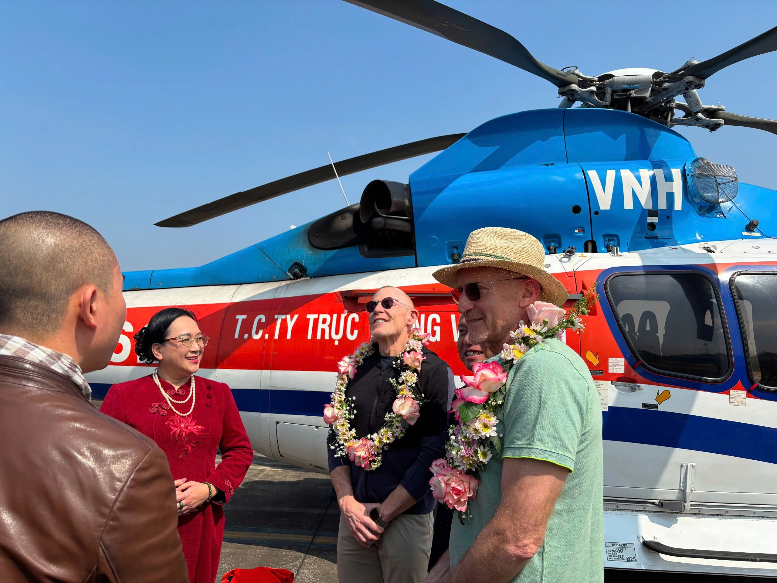 American millionaire takes helicopter from Ha Giang to Van Don, with 100 people supporting him