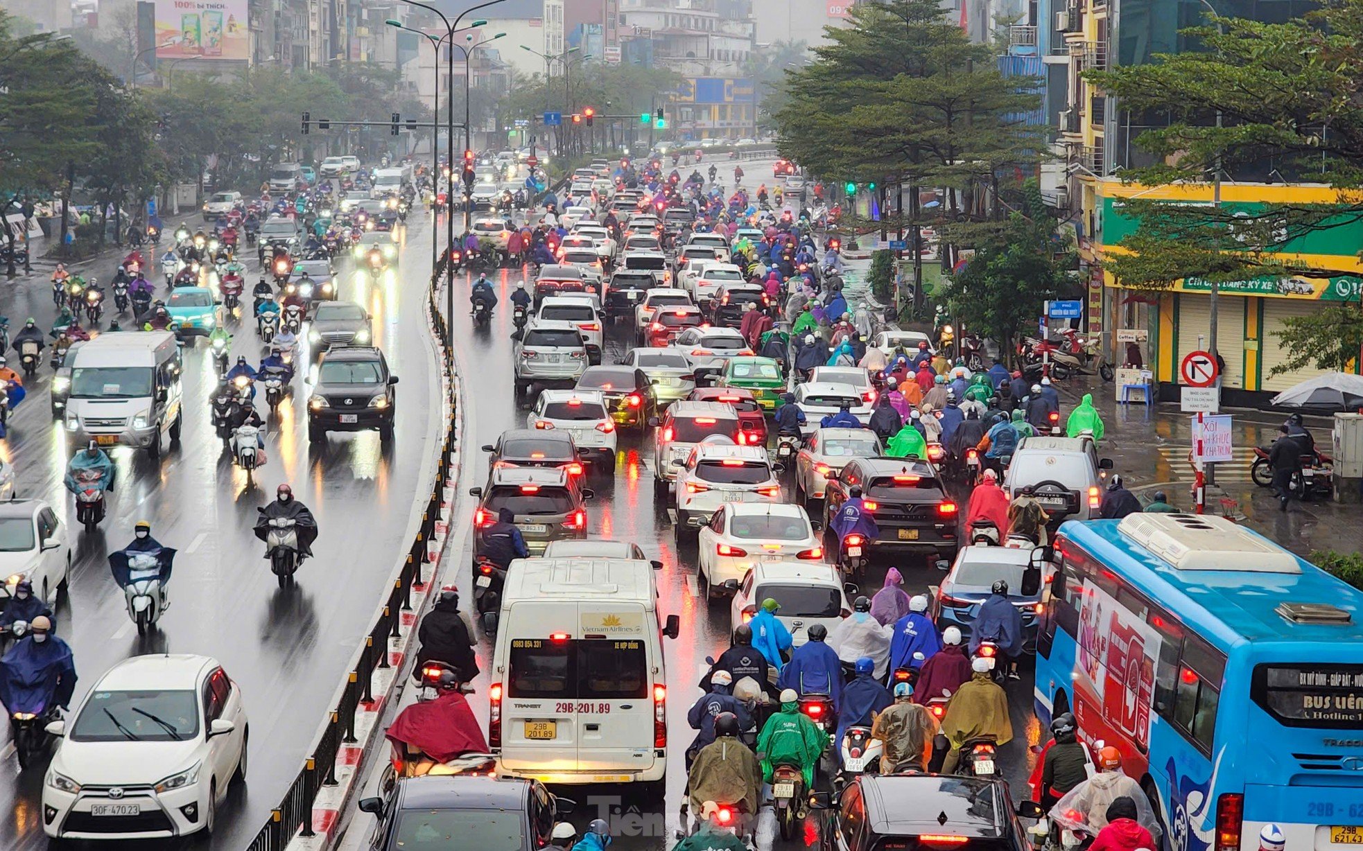 Nồm ẩm, trời mù kèm mưa khiến giao thông Hà Nội rối loạn ảnh 2