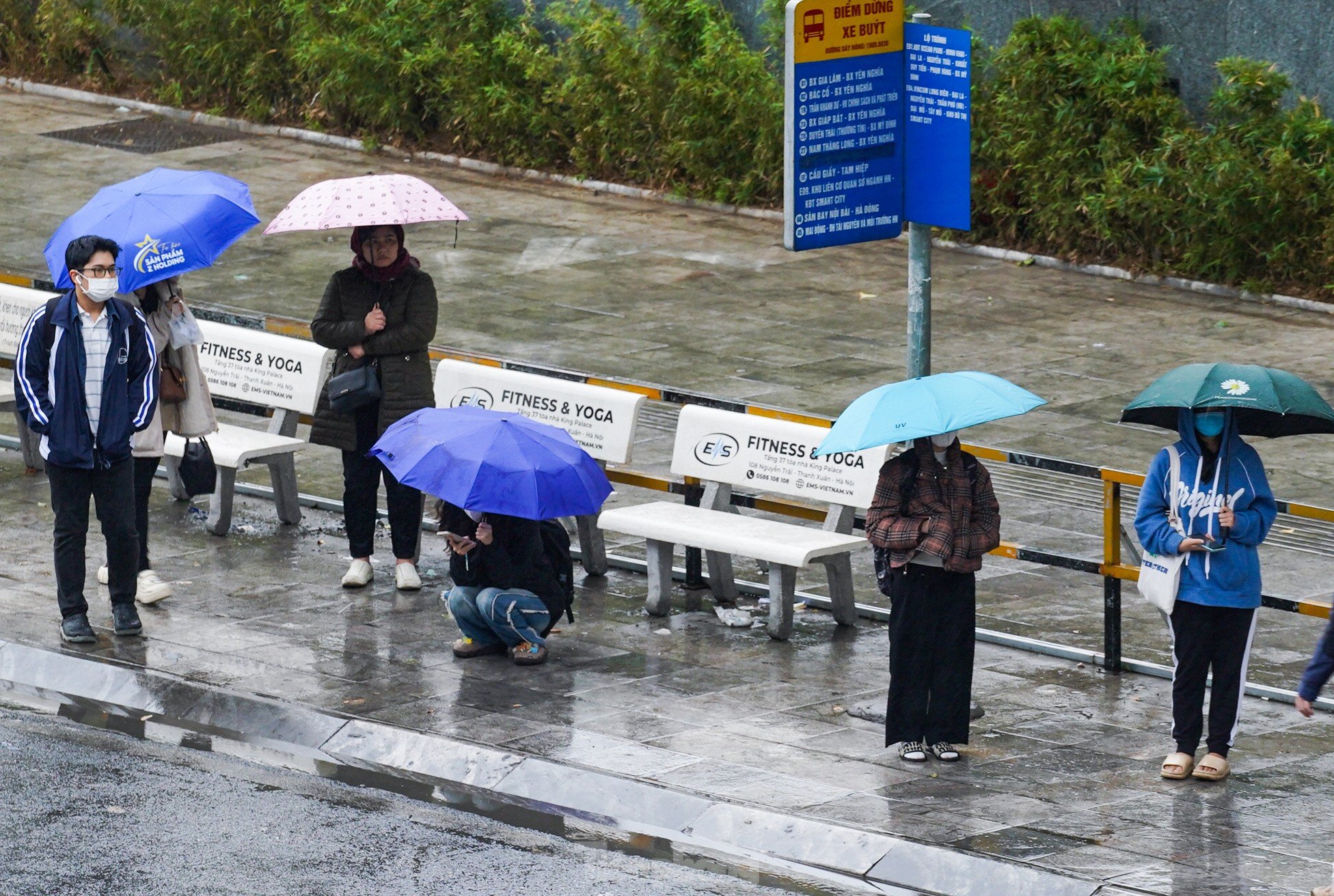 El clima húmedo, brumoso y lluvioso provoca caos en el tráfico en Hanoi (foto 7)