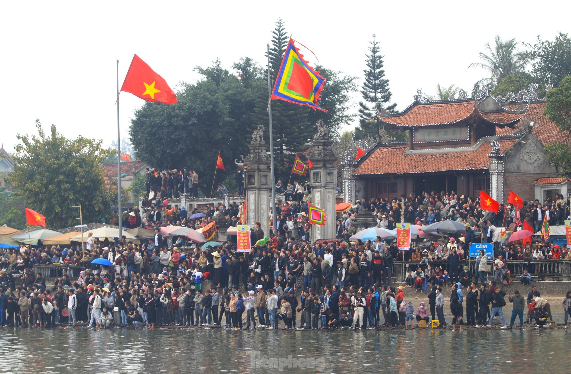 Decenas de miles de personas se encontraban en la orilla del río animando la singular carrera de botes dragón. Foto 7