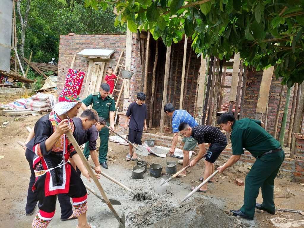 Officers of Hoanh Mo Border Guard Station regularly go to the area to grasp the situation of the people.