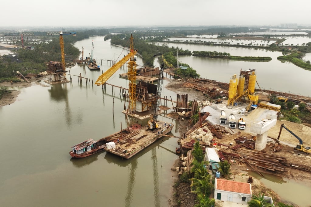 Construction du pont Song Uong sur le projet de route riveraine reliant l'autoroute Ha Long - Hai Phong à la ville de Dong Trieu.