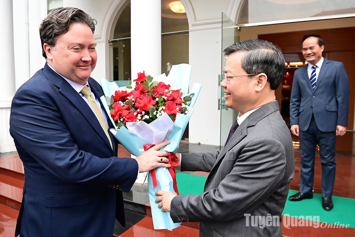 El presidente del Comité Popular Provincial, Nguyen Van Son, trabajó con la delegación de la Embajada de los Estados Unidos en Hanoi