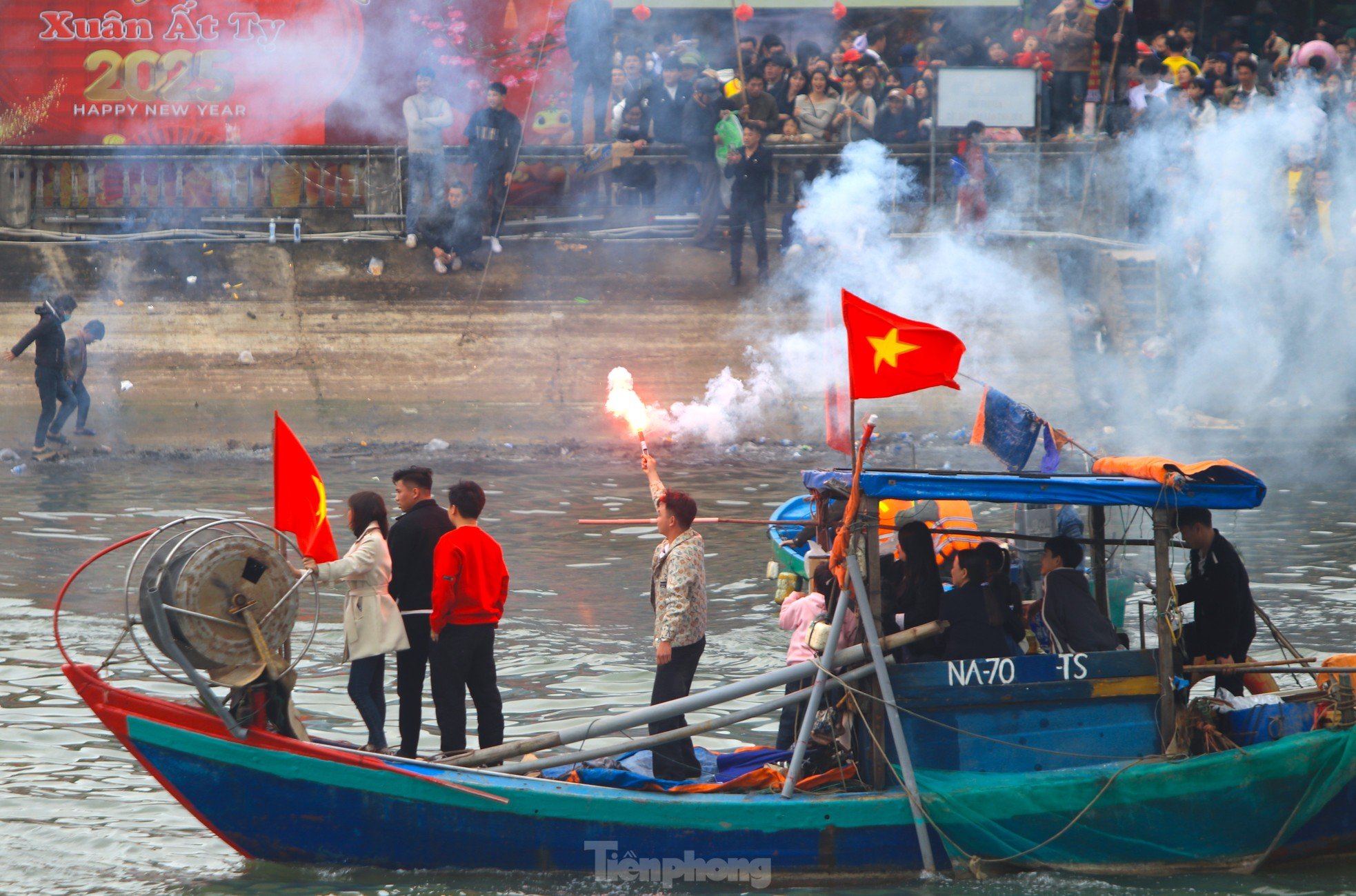 Decenas de miles de personas se encontraban en la orilla del río animando la singular carrera de botes dragón. Foto 22