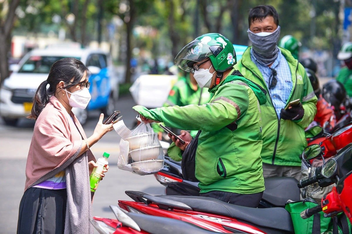 Việt Nam dẫn đầu tăng trưởng thị trường giao đồ ăn Đông Nam Á, khả năng sáp nhập giữa Grab và Gojek  - Ảnh 1.