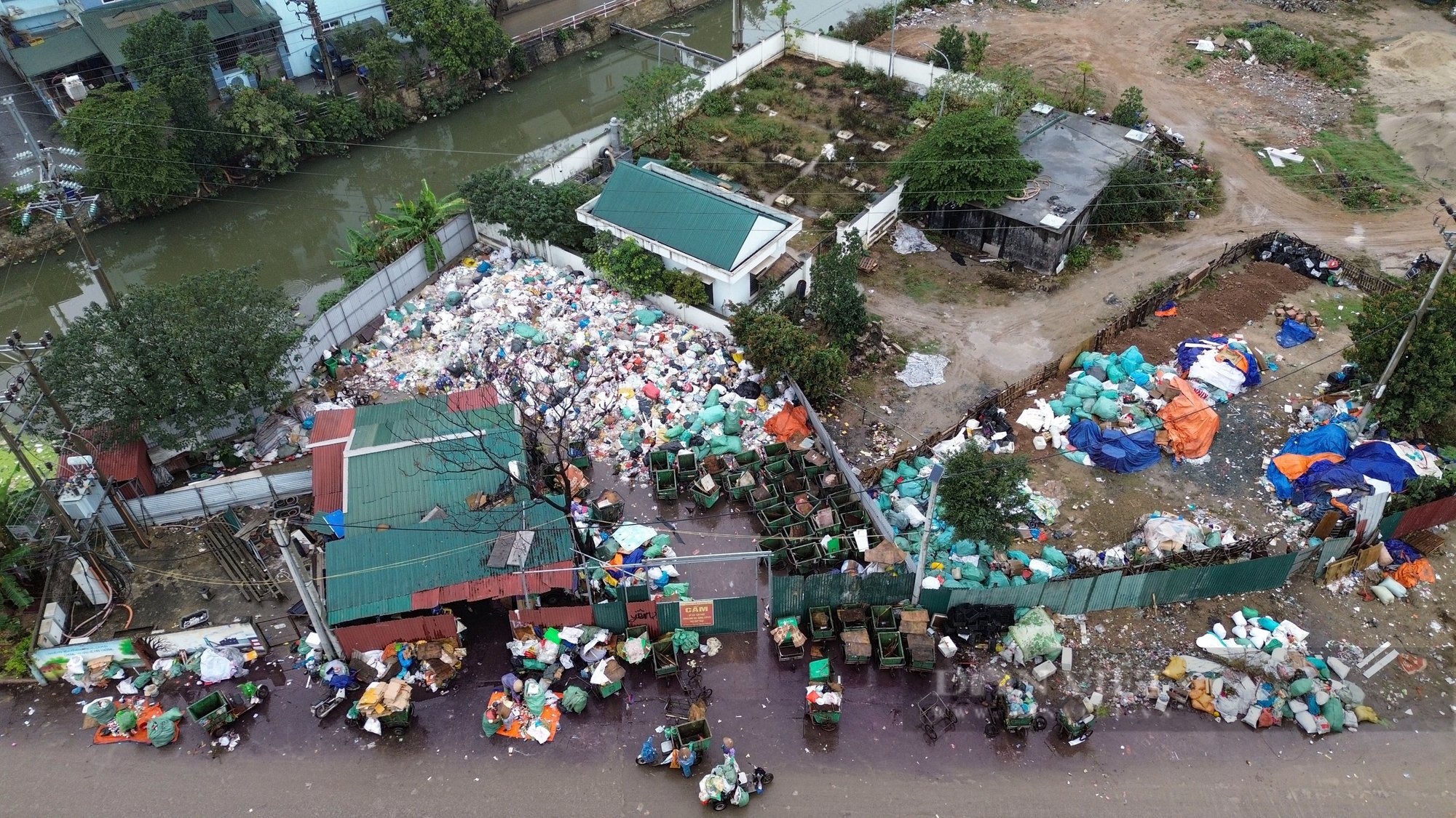 Khoảng 40 tấn rác bánh kẹo vẫn chất cao như núi tại La Phù, lan cả sang hành lang an toàn đường sắt- Ảnh 6.