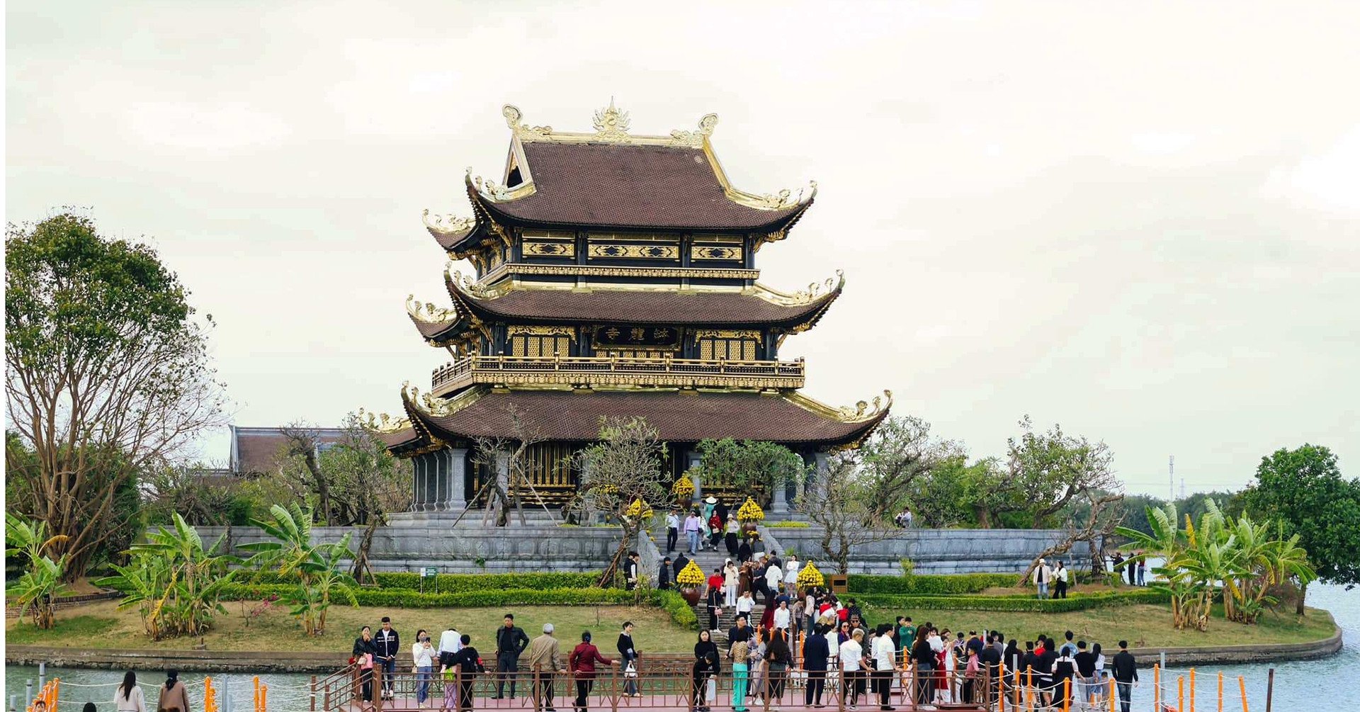 Le temple doré au milieu du lac à Ninh Binh attire les visiteurs.