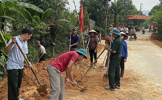 Nhân dân xã Thượng Bằng La, huyện Văn Chấn tham gia vệ sinh đường làng, ngõ xóm