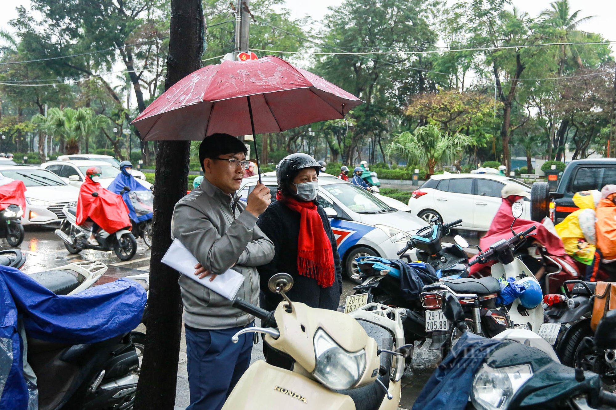 “Đội mưa” xếp hàng dài nhiều giờ đồng hồ chưa được cấp đổi giấy phép lái xe ở Hà Nội- Ảnh 11.