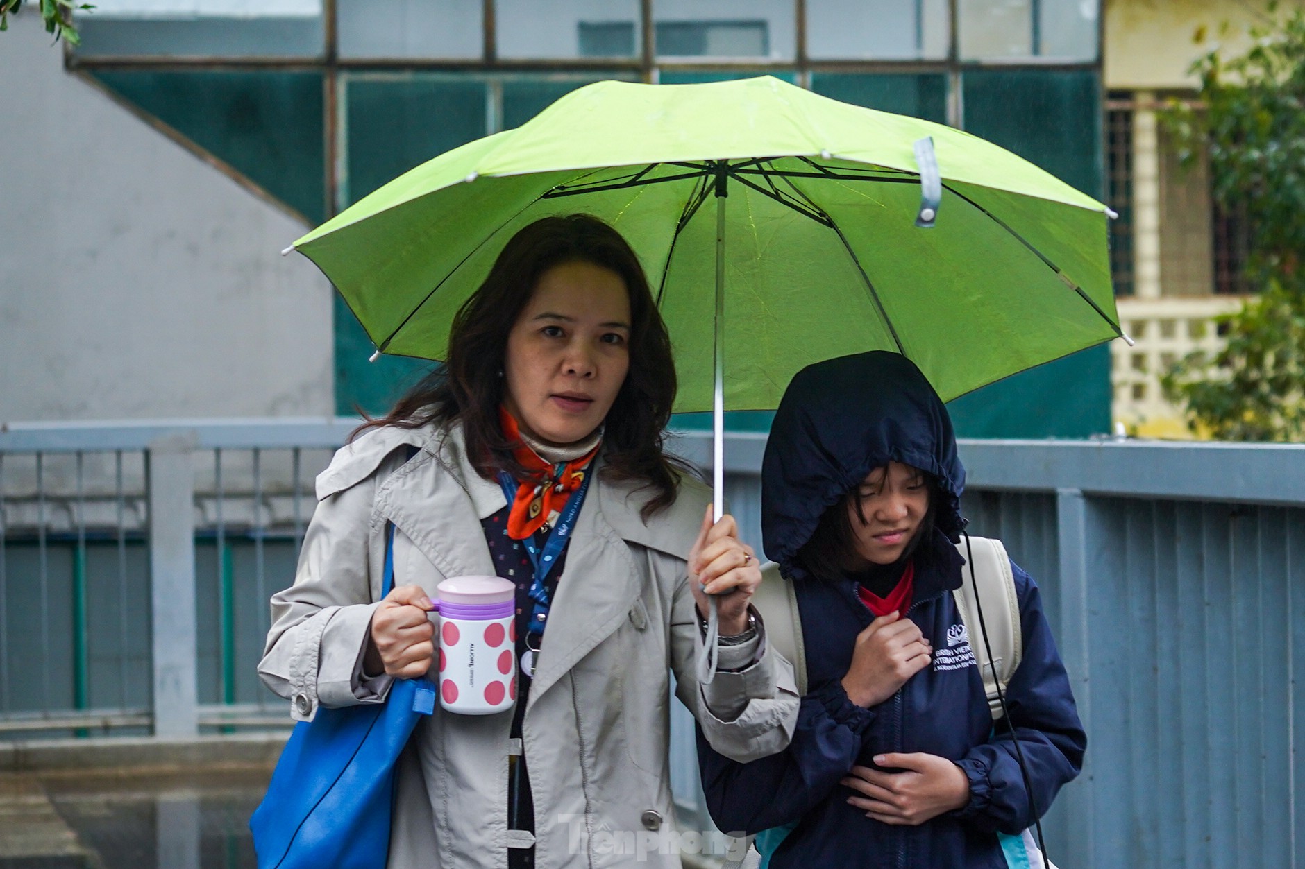 El clima húmedo, brumoso y lluvioso provoca caos en el tráfico en Hanoi (foto 13)