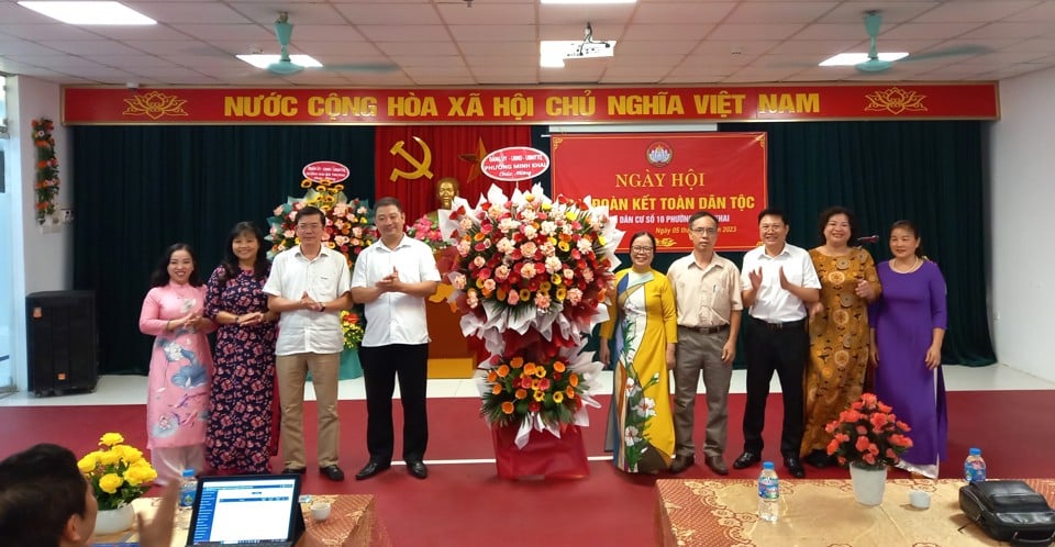 Los líderes del barrio de Minh Khai (distrito de Hai Ba Trung) felicitan al área residencial número 10 en el Día de la Gran Unidad Nacional