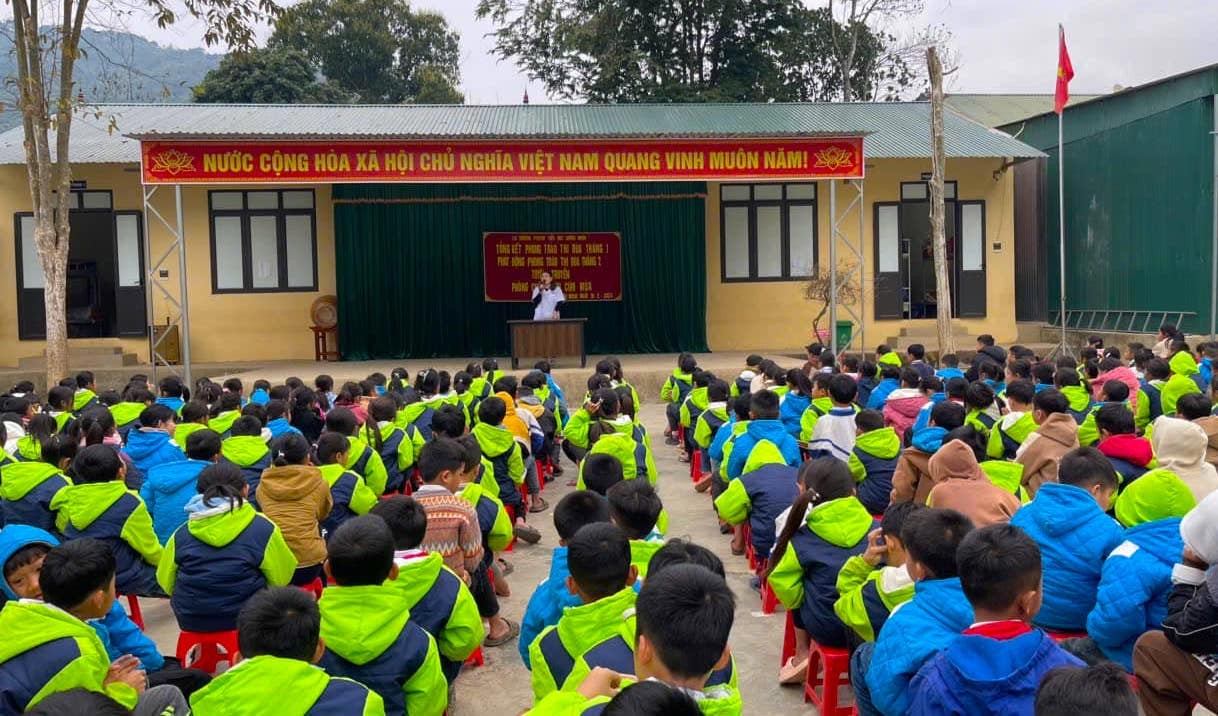 Durch Wälder und Berge, um die Schüler zurück zur Schule zu bringen Foto 13