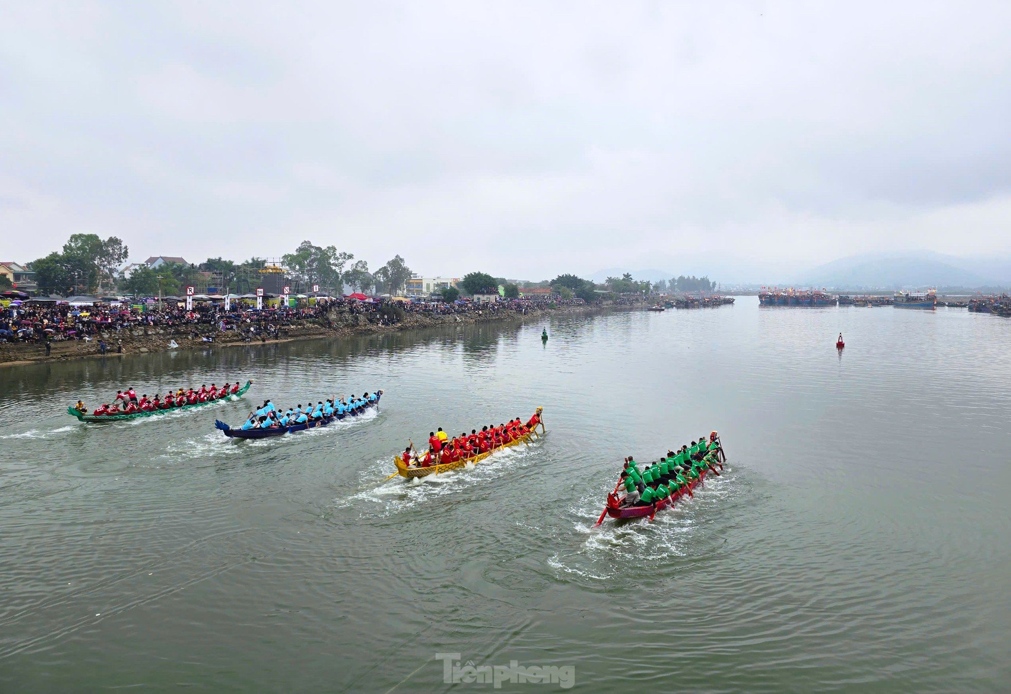 Decenas de miles de personas se encontraban en la orilla del río animando la singular carrera de botes dragón. Foto 1