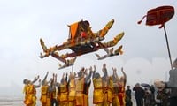 Costumbre única de correr a vomitar y arrojar un 'palanquín volador' al templo más sagrado de Nghe An