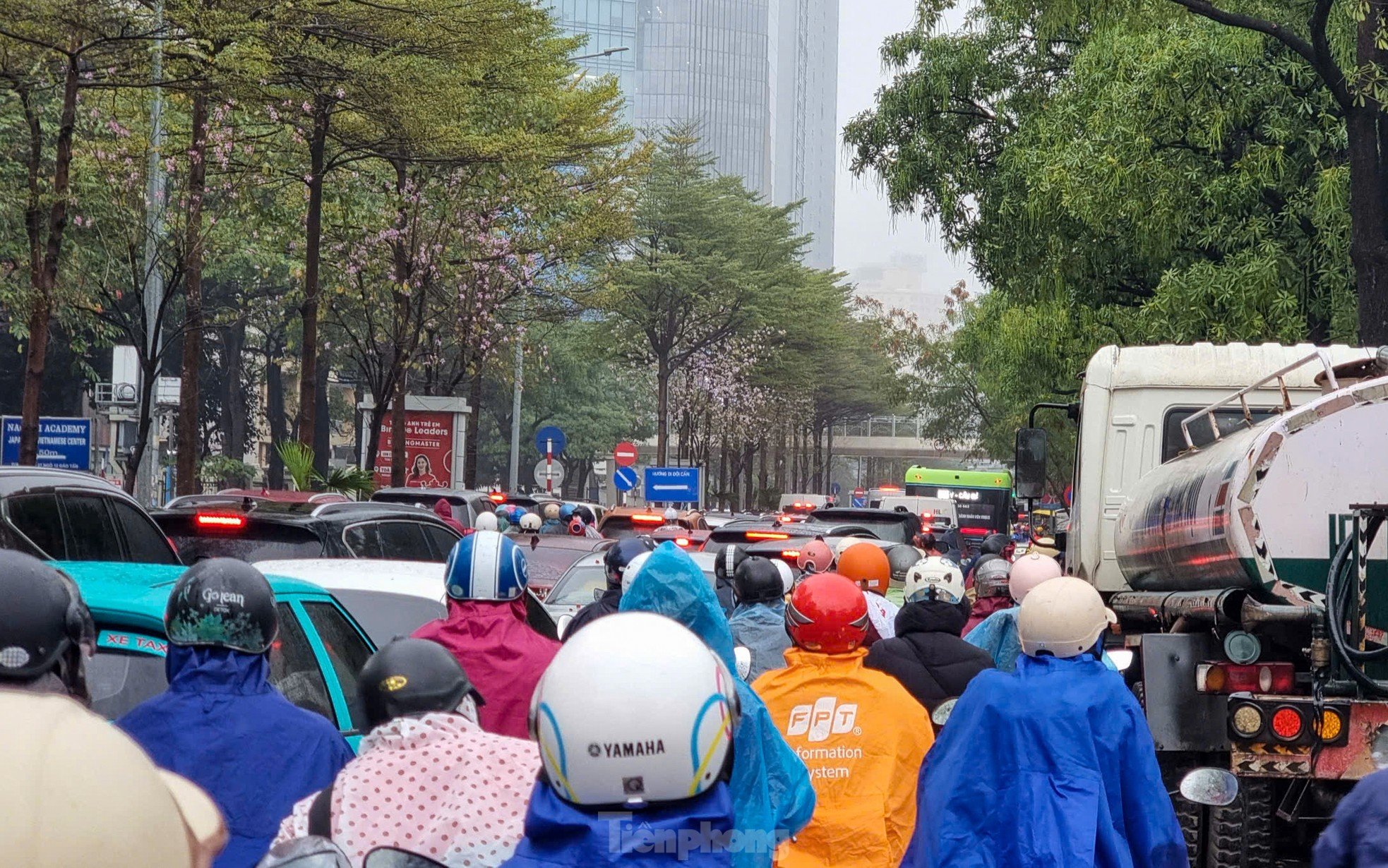 El clima húmedo, brumoso y lluvioso provoca caos en el tráfico en Hanoi (foto 9)