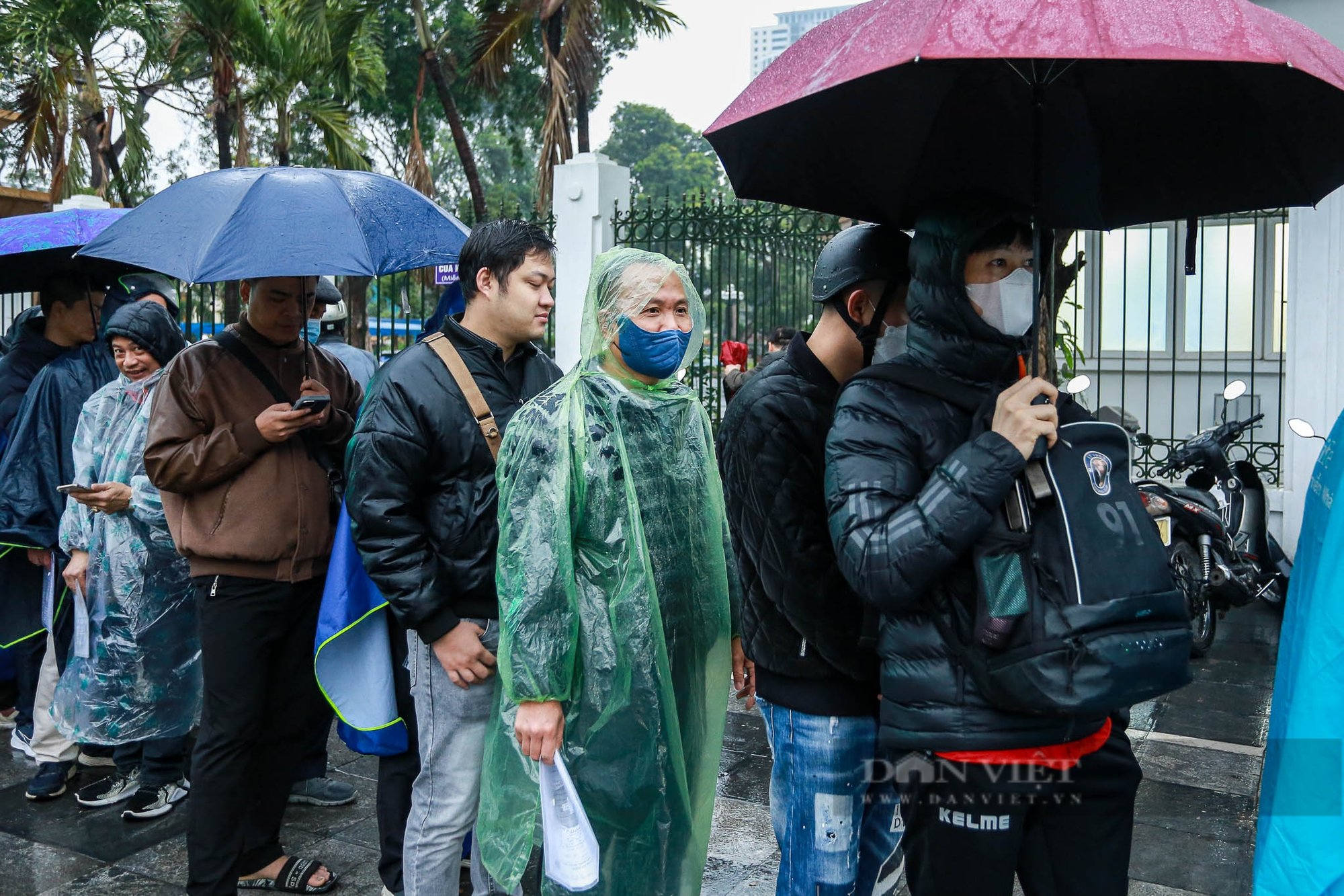 “Đội mưa” xếp hàng dài nhiều giờ đồng hồ chưa được cấp đổi giấy phép lái xe ở Hà Nội- Ảnh 10.