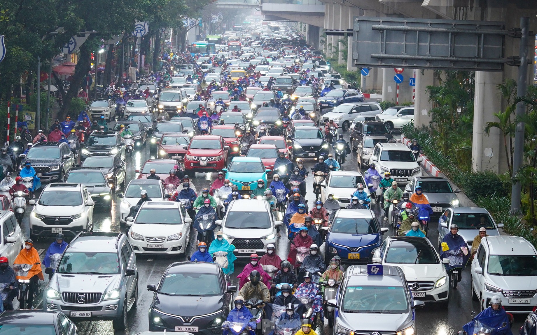 El clima húmedo, brumoso y lluvioso provoca caos en el tráfico en Hanoi (foto 3)